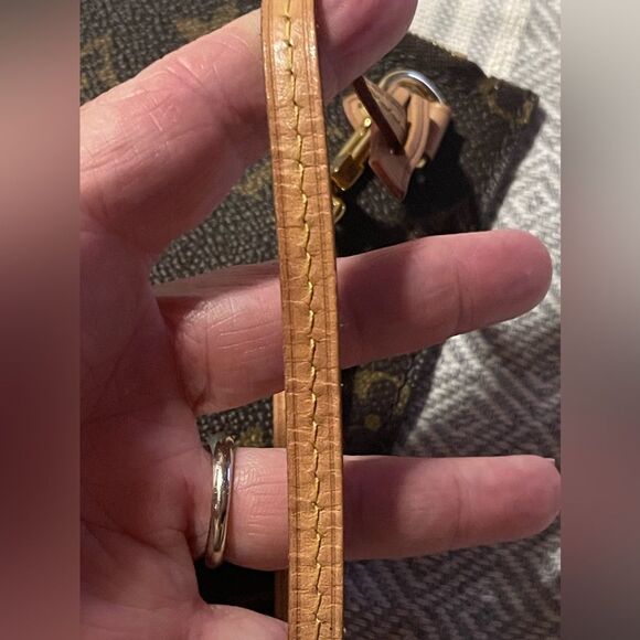 Louis Vuitton Monogram Neverfull MM Pochette - Picture 3 of 9